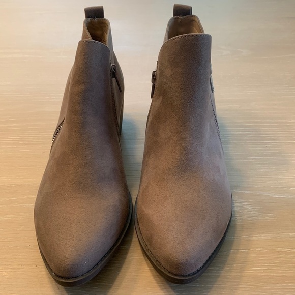 American Eagle suede feel booties in blush tan Size 9.5 NWOB teeny spot 2” heel - Picture 1 of 10